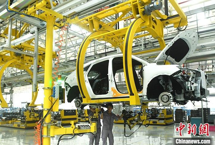 資料圖：一汽車生產(chǎn)車間內(nèi)的工作人員正在組裝車輛。 <a target='_blank' href='http://www.chinanews.com/'>中新社</a>記者 陳超 攝